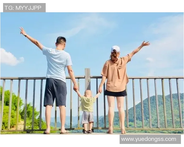 足球明星与萌娃的温馨互动视频展现亲子时光的快乐与感动