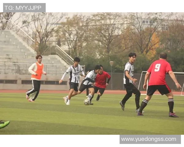 拳王与足球明星同框合影展现运动精神与友谊的精彩瞬间